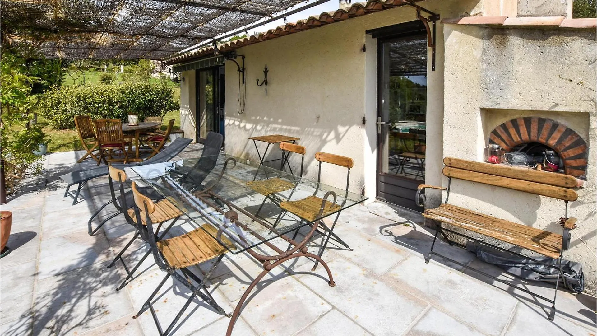 Awesome Home In Roussas With Kitchen 0*,  فرنسا